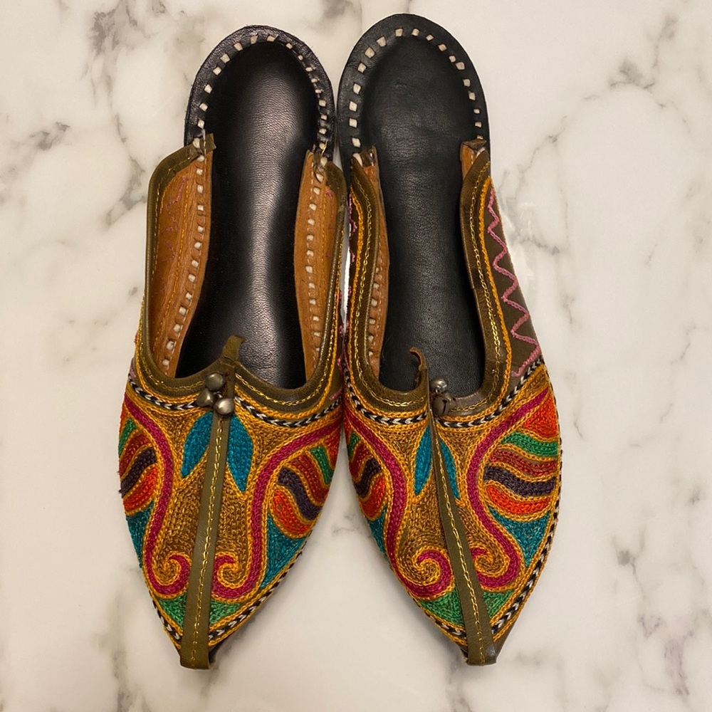 Handmade in India Embroidered Leather Cushioned Slip On Bell Slippers, Size 7